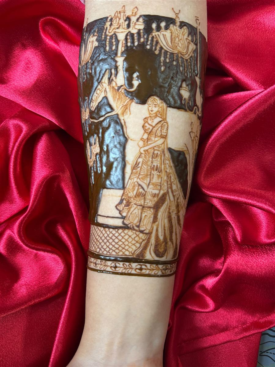 Bridal arm with horse and chandelier in heavy relief